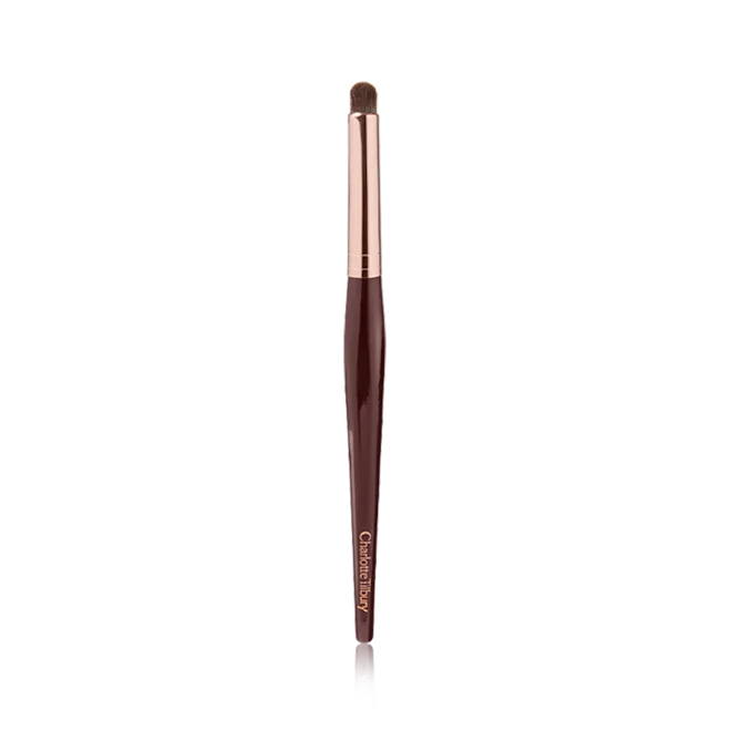 Charlotte Tilbury EYE SMUDGER BRUSH
ROSE GOLD & NIGHT CRIMSON