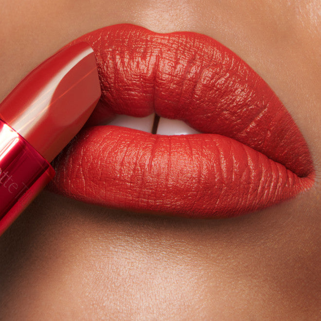 CHARLOTTE TILBURY HOLLYWOOD BEAUTY ICON LIPSTICK
MATTE REVOLUTION - FAME FLAME tropchic