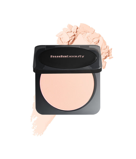 HUDA BEAUTY
Easy Bake Pressed Powder - Poudre Compacte "Peach Cupcake"