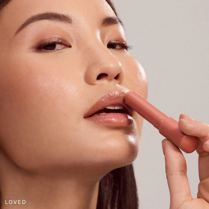 RARE BEAUTY Find Comfort Lip Butter - Baume à lèvres teinté "Loved"